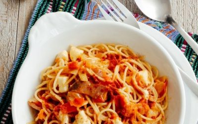 Espaguetti con jitomate y jamón serrano
